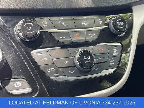 Used 2024 Chrysler Pacifica Touring-L FWD image 17