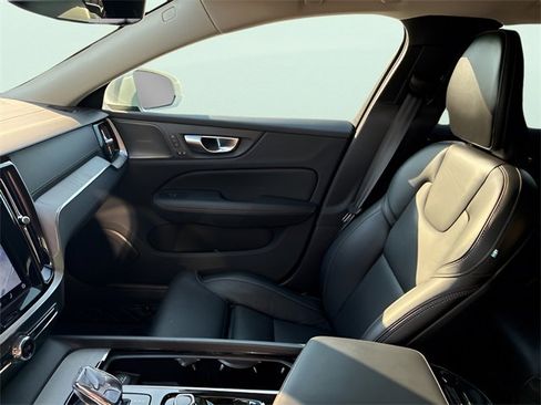 Used 2024 Volvo V60 B5 Cross Country Ultimate w/ Protection Package Premier image 17