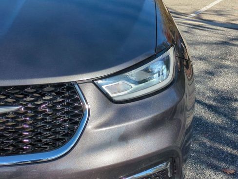 Used 2023 Chrysler Pacifica Touring-L image 10