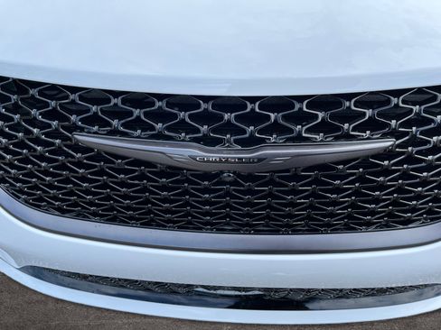 New 2026 Chrysler Pacifica Select image 28