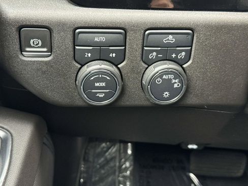 Used 2022 Chevrolet Silverado 1500 LT AWD/4WD image 12