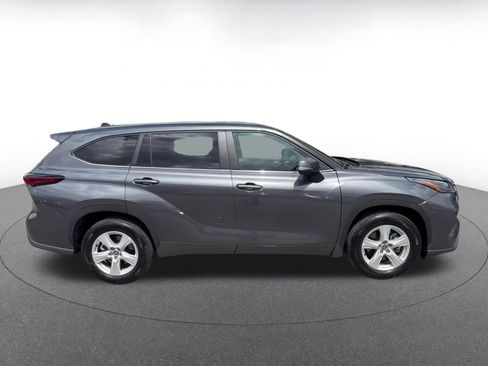 Used 2025 Toyota Highlander LE FWD image 16