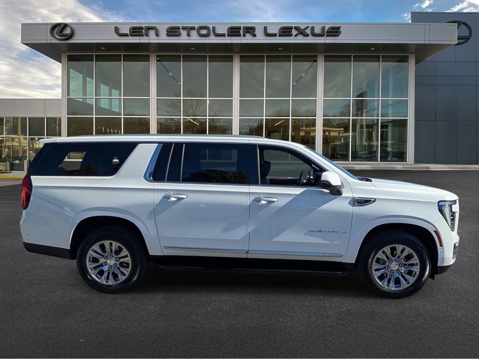 Used 2025 GMC Yukon XL Denali AWD/4WD image 2
