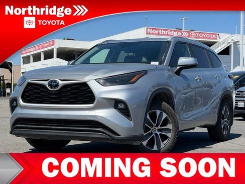 Certified 2023 Toyota Highlander XLE AWD/4WD image 2