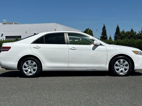 Used 2010 Toyota Camry LE FWD image 3