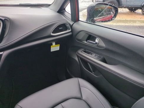 New 2027 Chrysler Pacifica Select FWD image 17