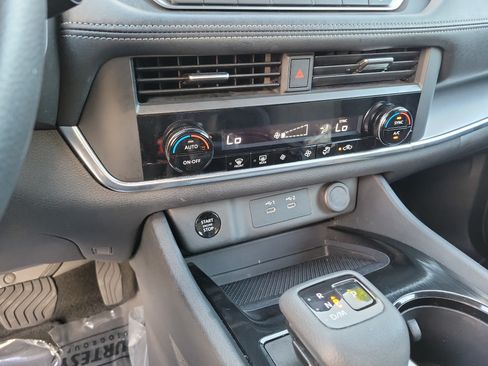 Used 2024 Nissan Rogue SV FWD image 22