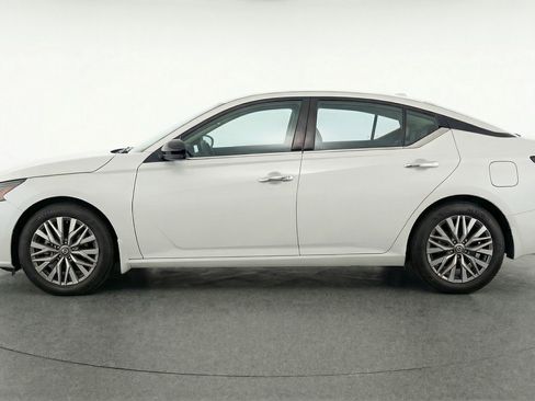 Used 2025 Nissan Altima 2.5 SV image 5