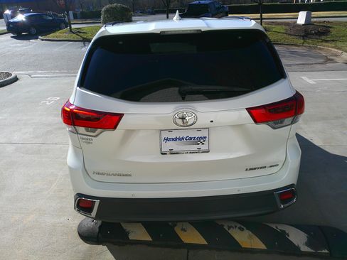 Used 2019 Toyota Highlander Limited image 11