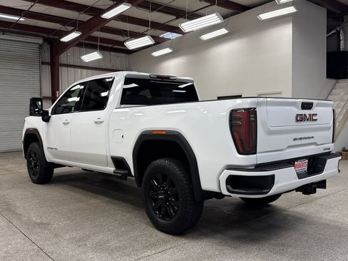 Used 2025 GMC Sierra 2500 AT4 image 17