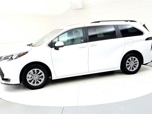 Certified 2024 Toyota Sienna XLE image 3