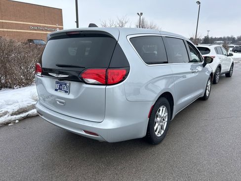 Used 2023 Chrysler Voyager LX image 4