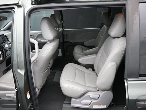 Used 2020 Toyota Sienna L FWD image 13