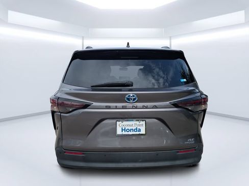 Used 2024 Toyota Sienna XLE FWD image 4