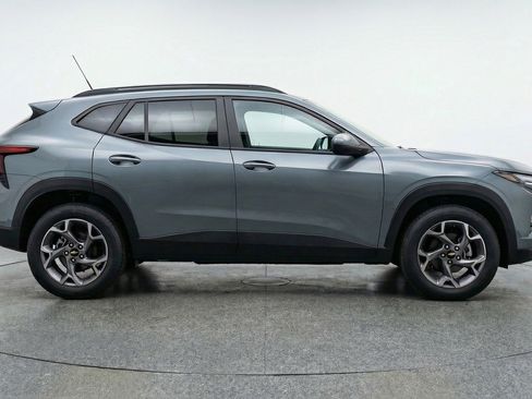 Used 2025 Chevrolet Trax LT w/ LT Convenience Package image 11