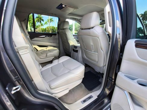 Used 2016 Cadillac Escalade Luxury AWD/4WD image 12