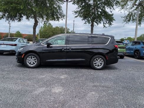 Used 2024 Chrysler Pacifica Touring-L image 3