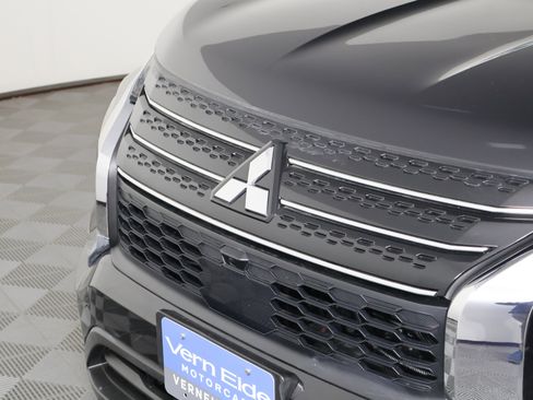 Used 2025 Mitsubishi Outlander ES image 11