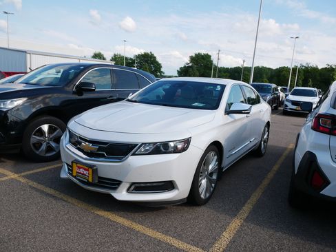 Used 2017 Chevrolet Impala Premier w/ Enhanced Convenience Package FWD image 3