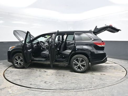Used 2018 Toyota Highlander LE image 43