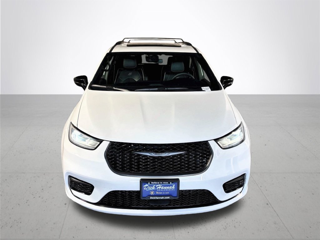 Certified 2025 Chrysler Pacifica Limited FWD image 3