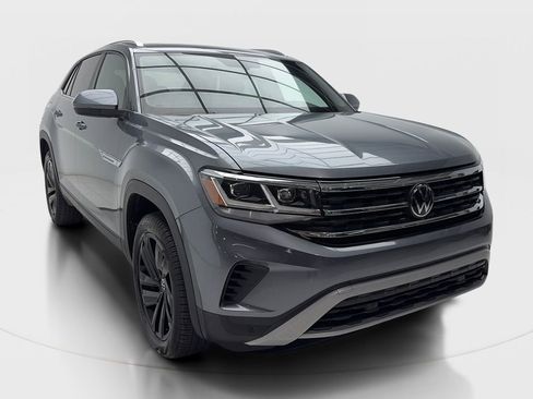 Used 2023 Volkswagen Atlas Cross Sport SE w/ Panoramic Sunroof Package FWD image 2