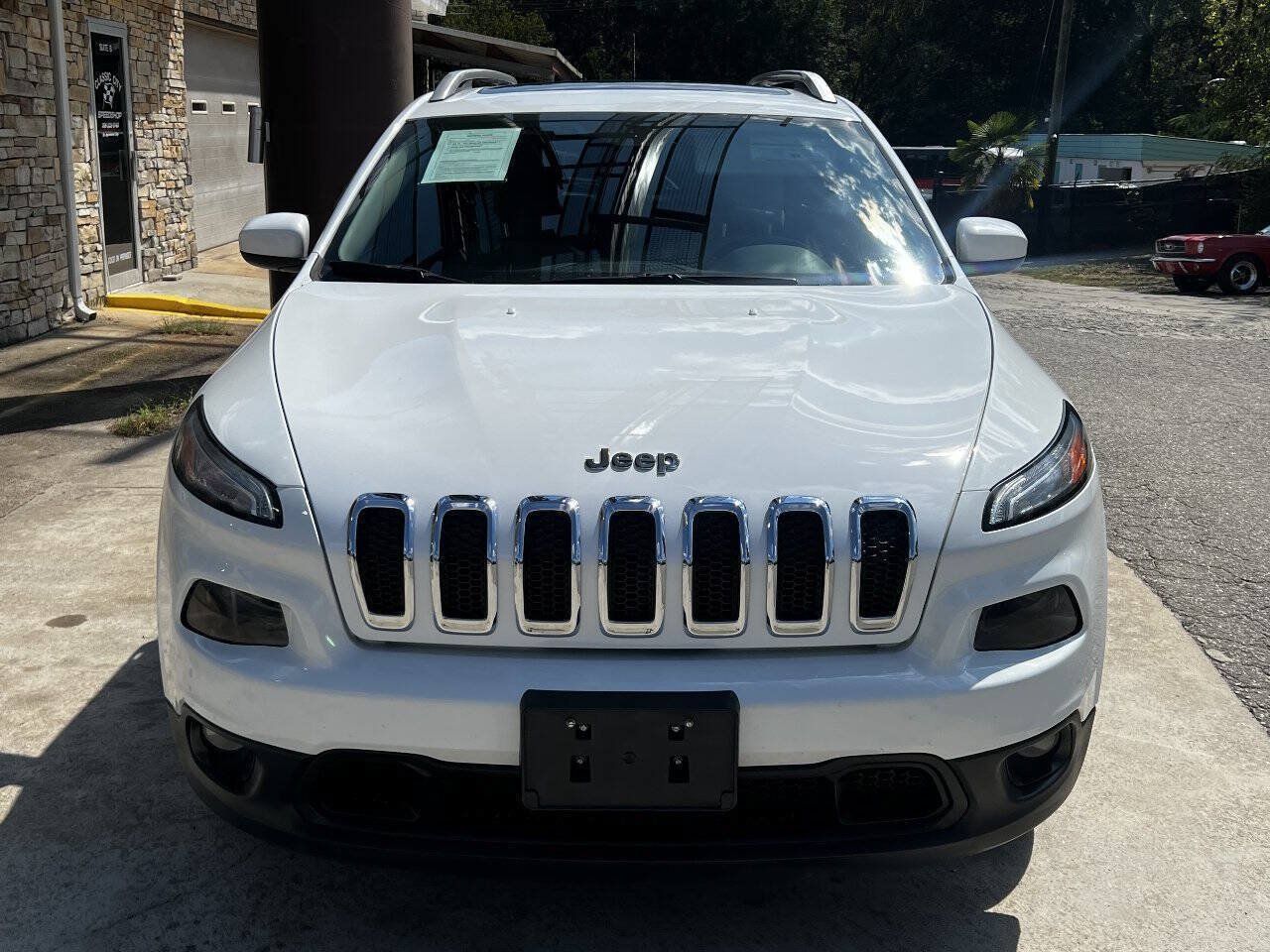Used 2017 Jeep Cherokee Latitude w/ Comfort & Sound Group FWD image 9