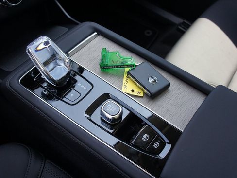 New 2026 Volvo XC90 B6 Plus w/ Protection Package Premier image 14