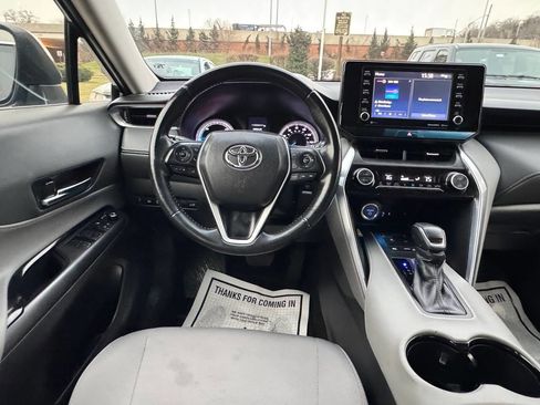 Used 2022 Toyota Venza LE image 17