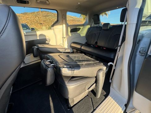 Used 2024 Chrysler Pacifica Touring-L image 10