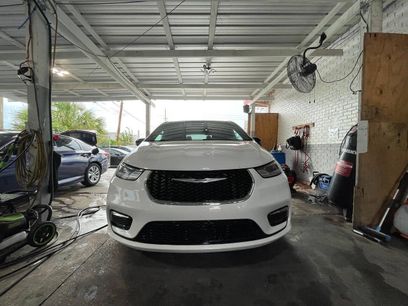 Used 2025 Chrysler Pacifica Select