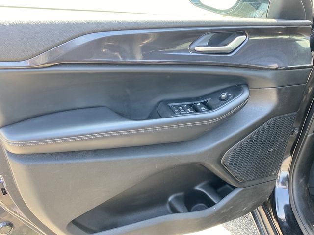 Used 2023 Jeep Grand Cherokee Altitude AWD/4WD image 16