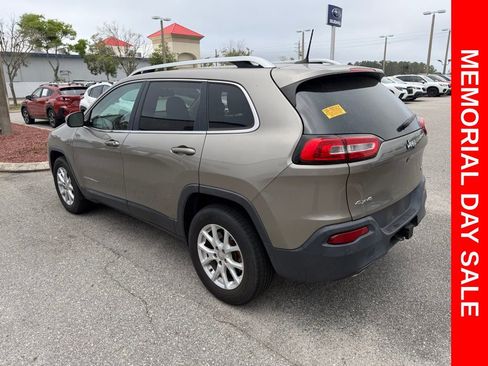 Used 2017 Jeep Cherokee Latitude w/ Trailer Tow Group AWD/4WD image 8