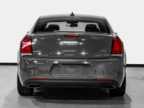 Used 2018 Chrysler 300 S w/ 300S Premium Group RWD image 7