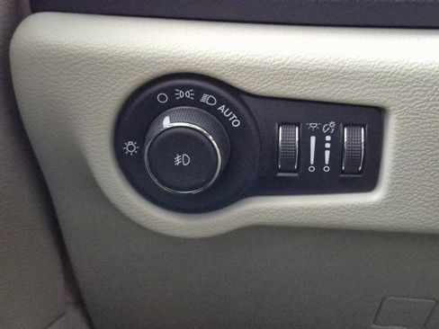 Used 2023 Chrysler Pacifica Touring-L image 16