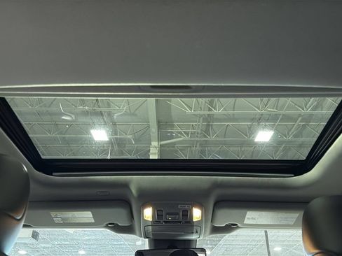 Used 2022 Toyota Highlander XLE AWD/4WD image 25