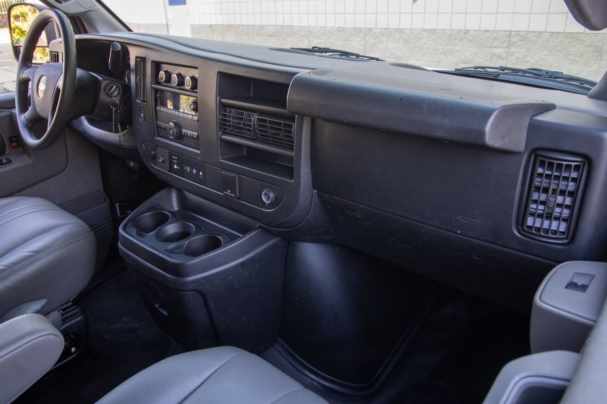 Used 2018 Chevrolet Express 2500 RWD image 17