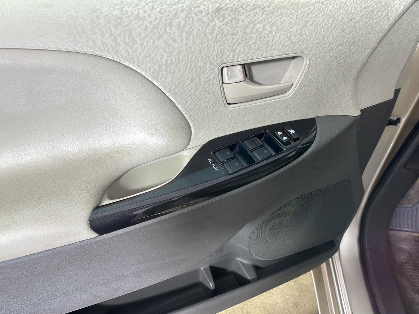 Used 2012 Toyota Sienna LE w/ Towing Pkg FWD image 28