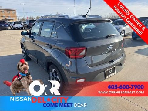 Used 2025 Hyundai Venue SEL FWD image 3