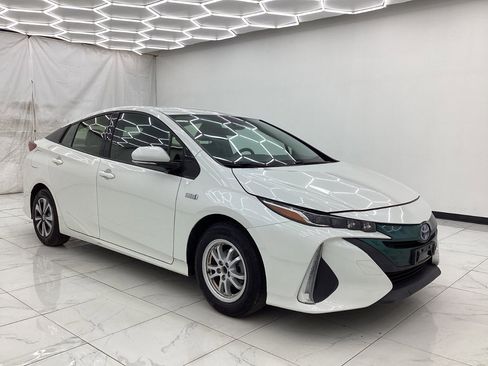 Used 2018 Toyota Prius Prime Premium image 7