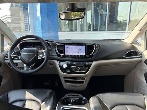 Used 2023 Chrysler Pacifica Touring-L FWD image 23