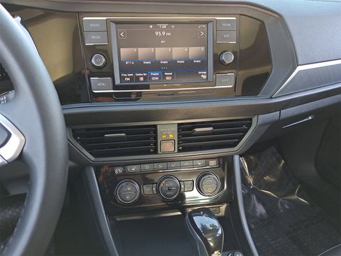 Used 2022 Volkswagen Jetta SE image 19