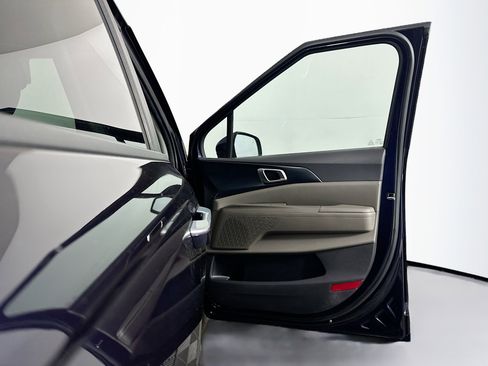 Used 2025 Kia Carnival FWD image 31