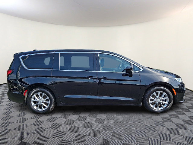 Used 2026 Chrysler Pacifica Limited FWD image 8