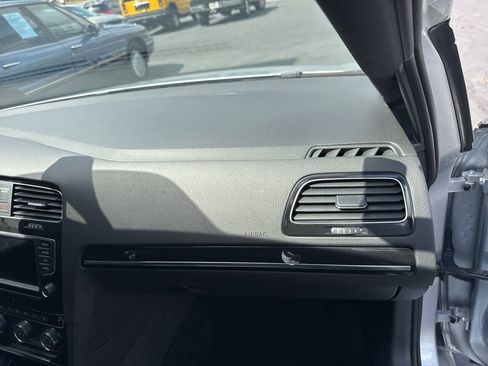 Used 2017 Volkswagen GTI SE FWD image 27