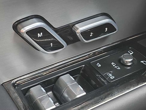 Used 2025 Land Rover Range Rover Sport SE image 28