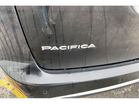 Certified 2025 Chrysler Pacifica Select image 9