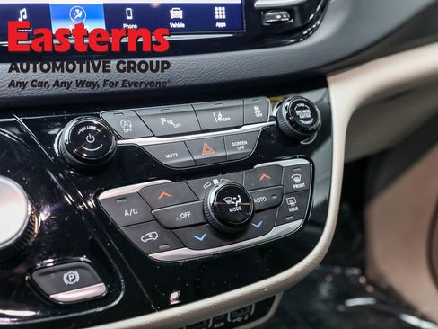 Used 2023 Chrysler Pacifica Touring-L image 20