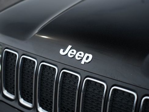 Used 2021 Jeep Renegade Latitude w/ Luxury Group I image 11