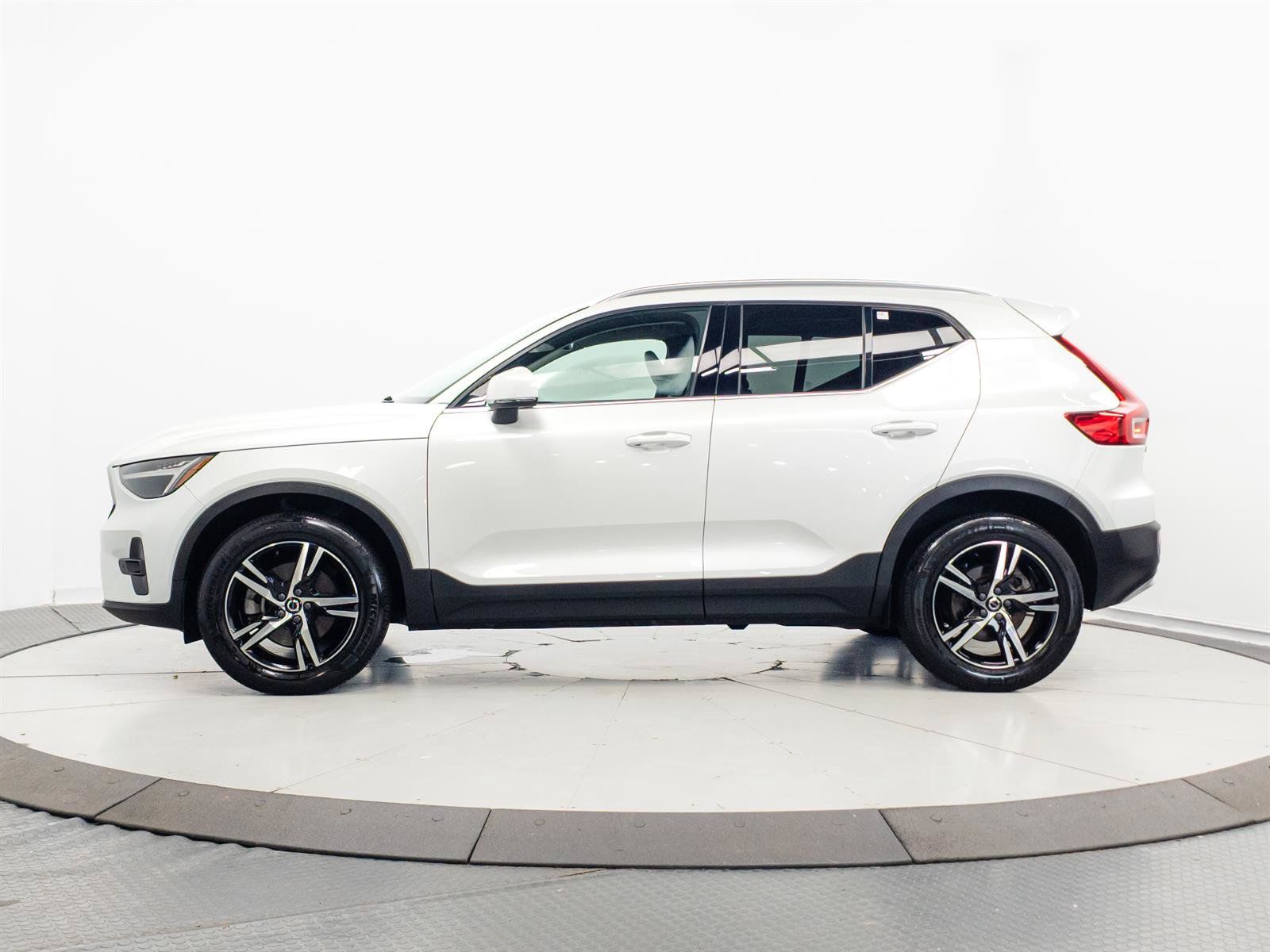 Used 2023 Volvo XC40 B5 Plus AWD/4WD image 8